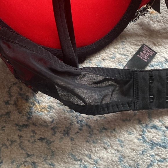 Good condition 32DD red and black lace Victoria secret push up bra! - Picture 5 of 14